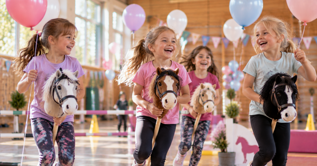 Gruppe von Kindern mit Hobby Horses und Luftballons feiert Kindergeburtstag in der Sporthalle